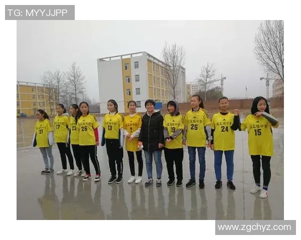 足球明星与女友的甜蜜生活揭秘：从赛场到日常的浪漫瞬间分享